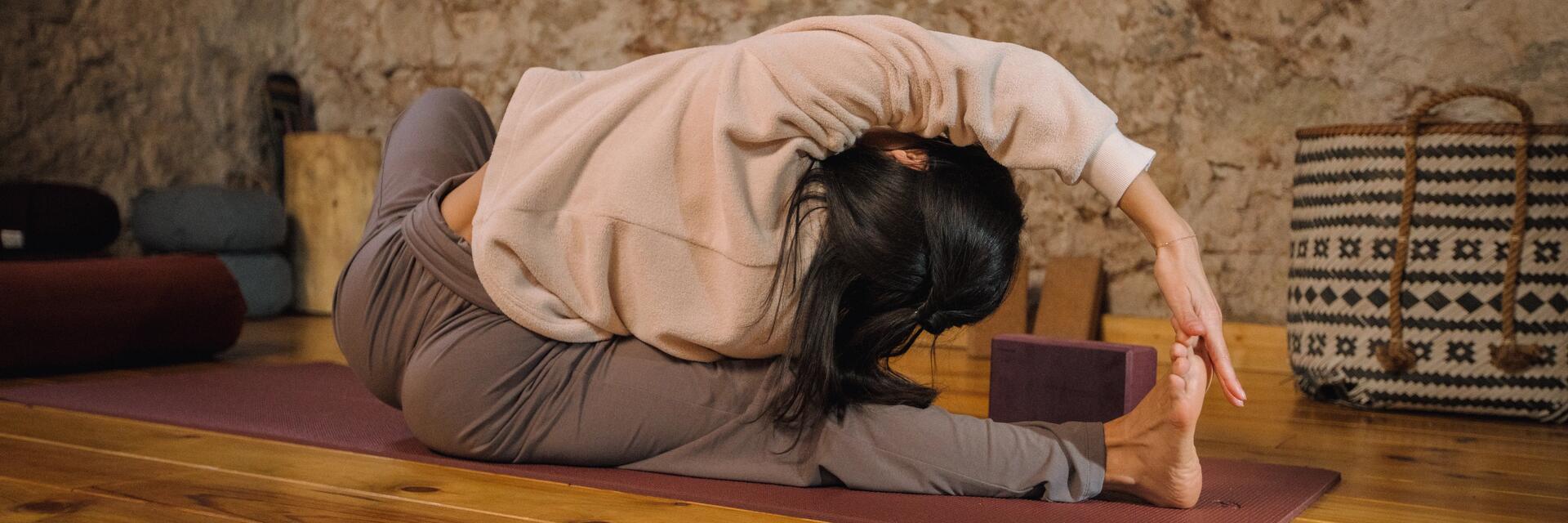 Frau übt Yang Yoga auf einer Matte aus
