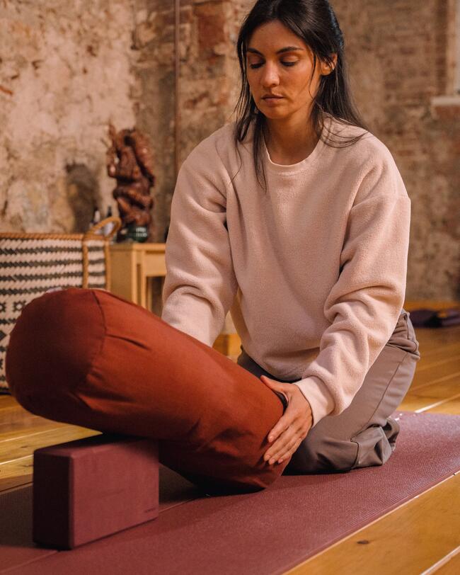 Eine Frau macht Yoga.