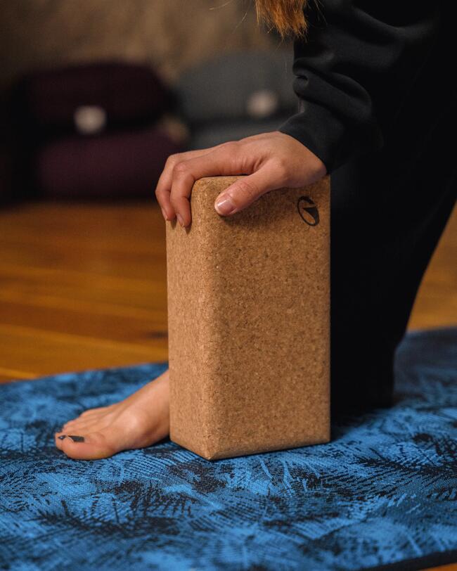 Eine Frau macht Yoga mit einem Yoga-Block.
