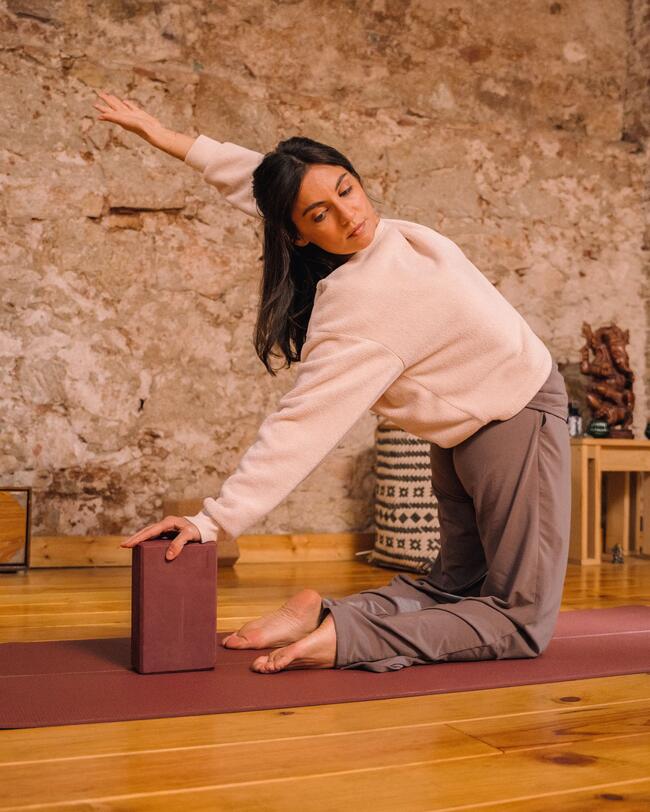 Eine Frau macht Yoga.