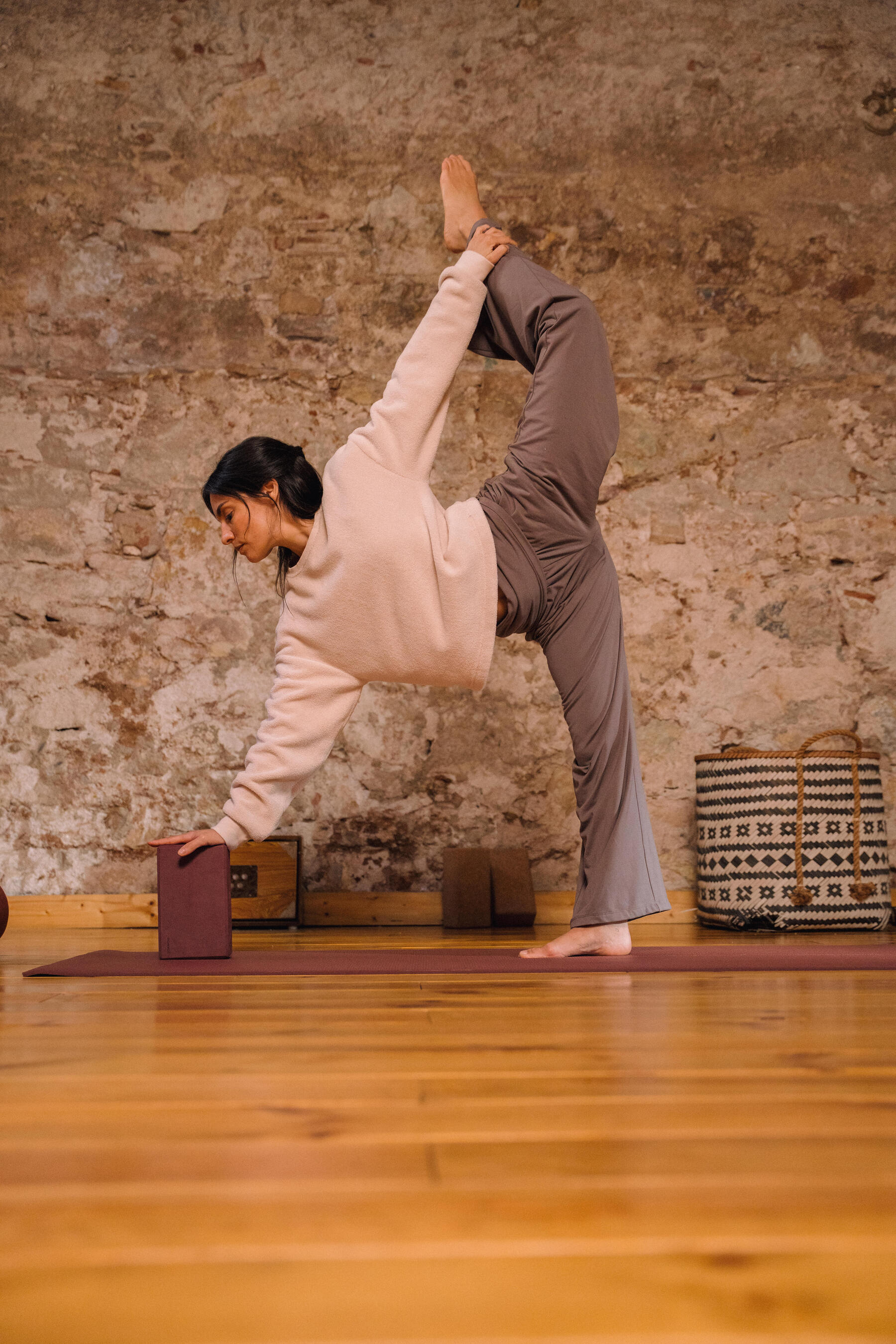 Frau macht eine Strala Yoga Übung im Stehen