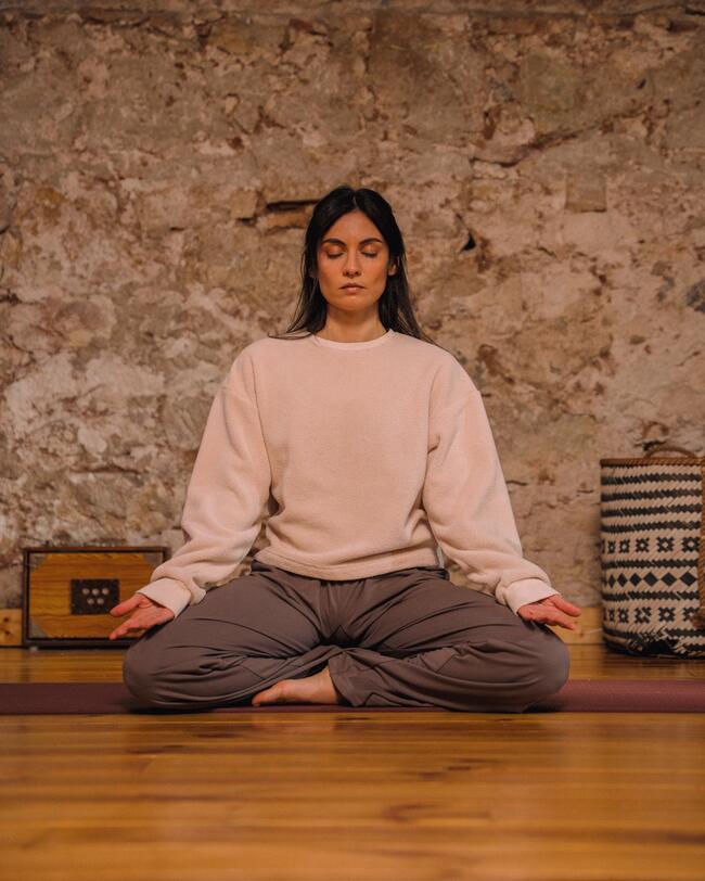 Eine Frau macht Yoga.