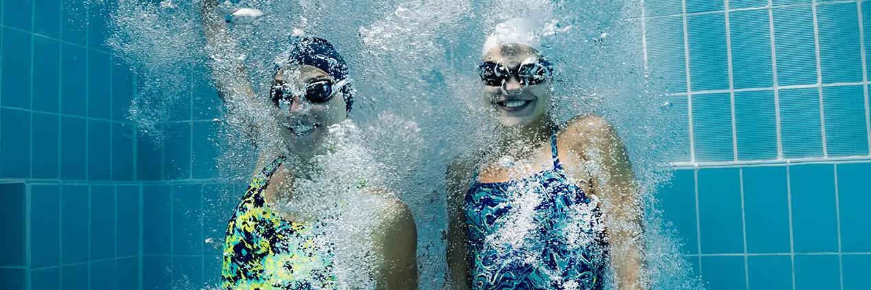 Twee meisjes in het water