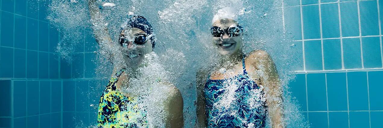 Deux filles sous l'eau