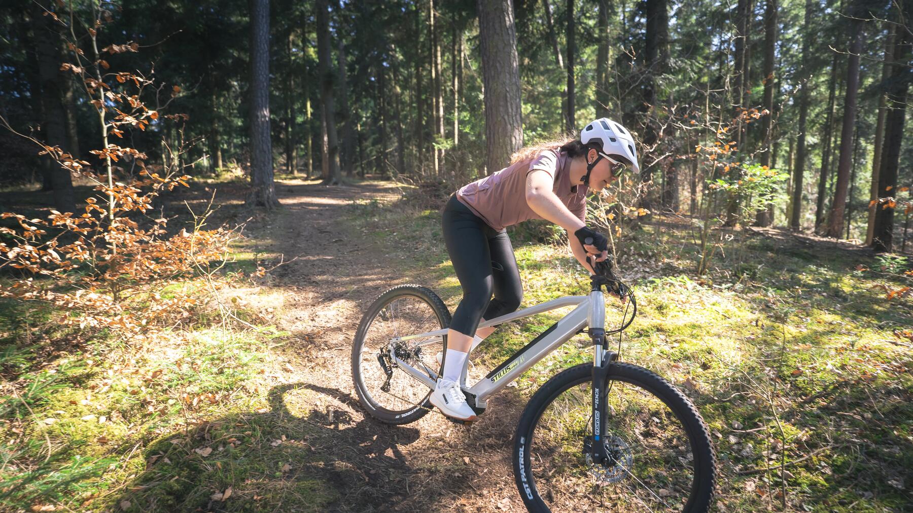 Kobieta jadąca na rowerze