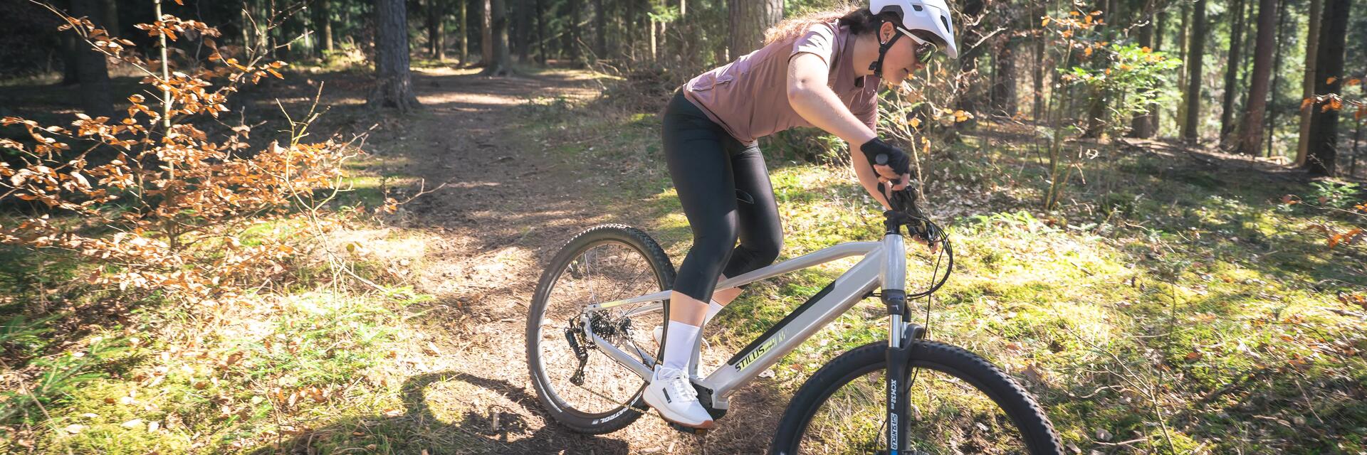 Kobieta jadąca na rowerze elektrycznym