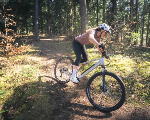 Kobieta jadąca na rowerze elektrycznym