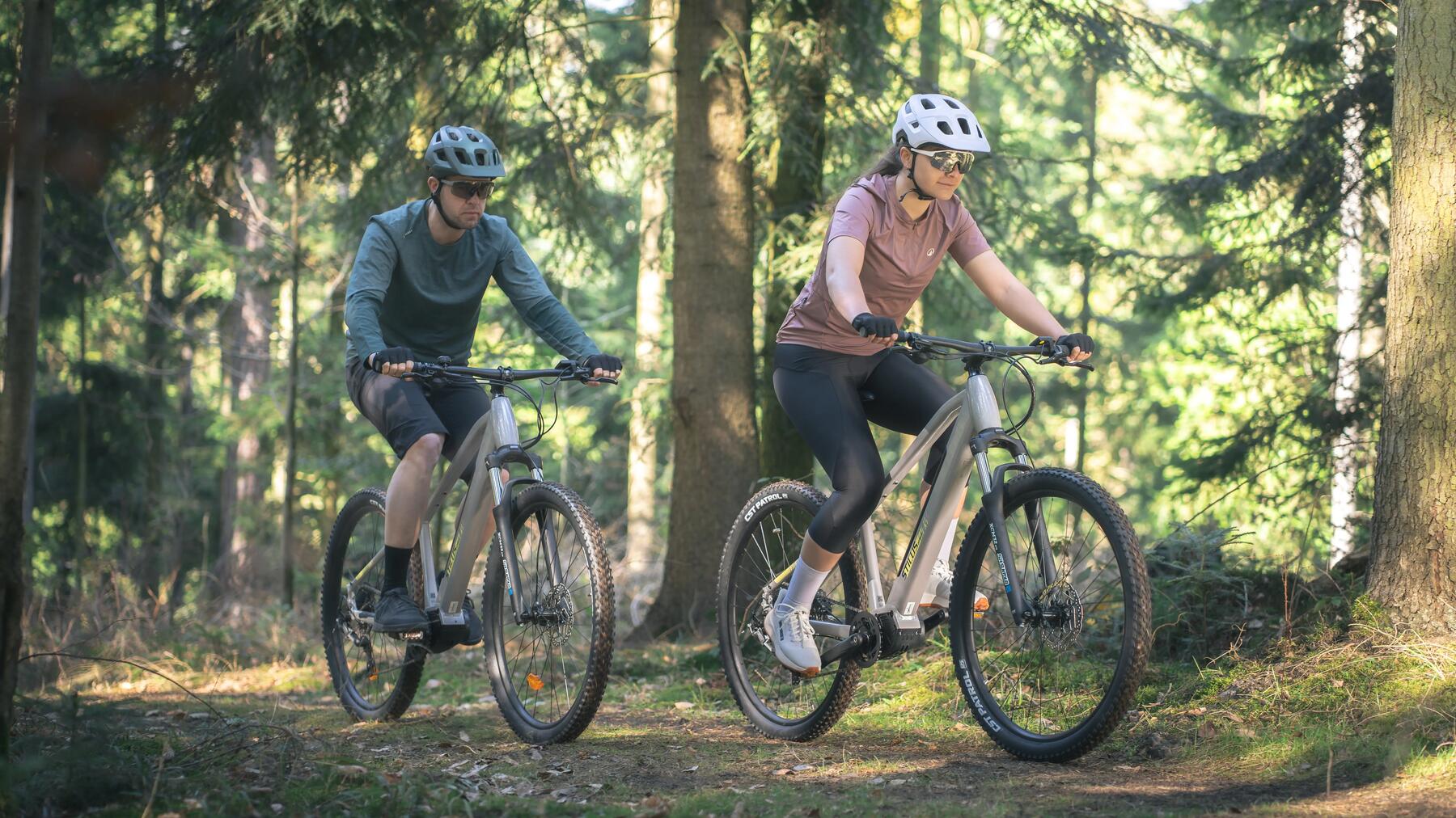 Zwei Personen fahren mit dem richtigen Fahrradschlauch durch den Wald