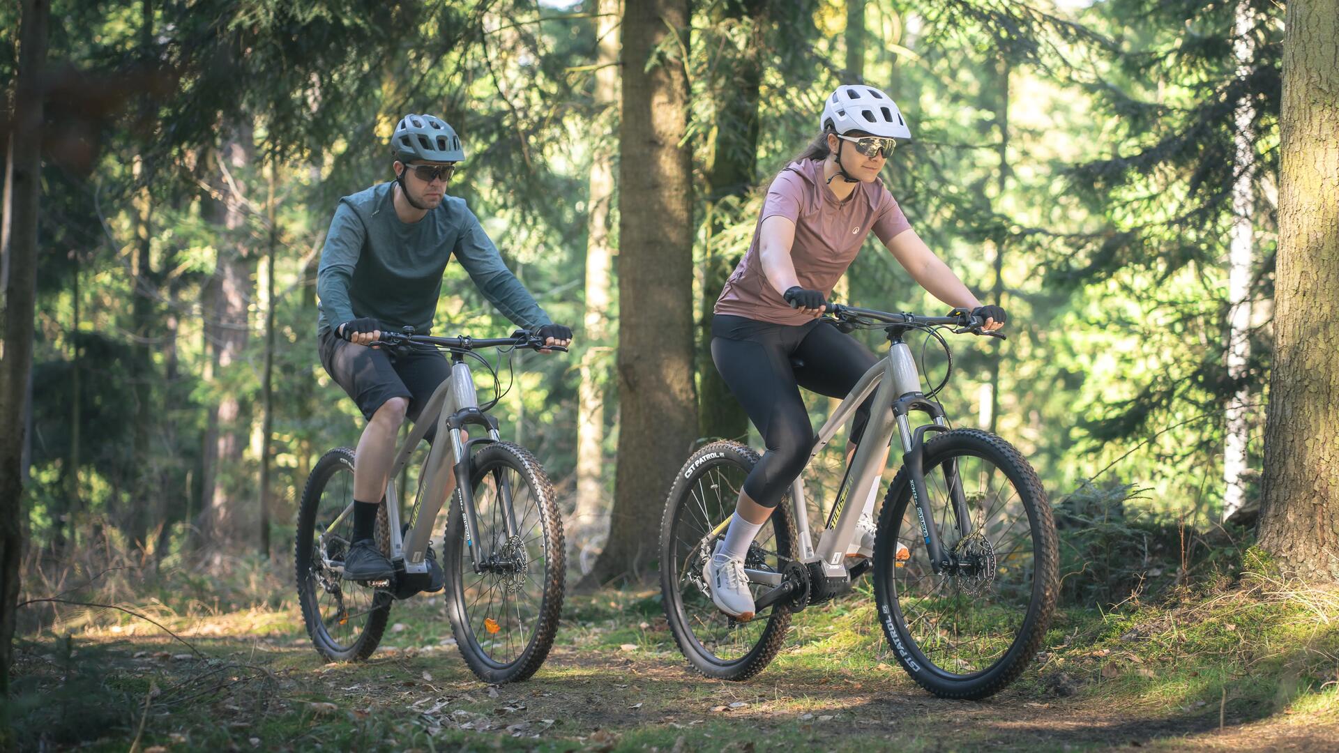 Kobieta i mężczyzna jadący na rowerach elektrycznych z odblokowaną prędkością