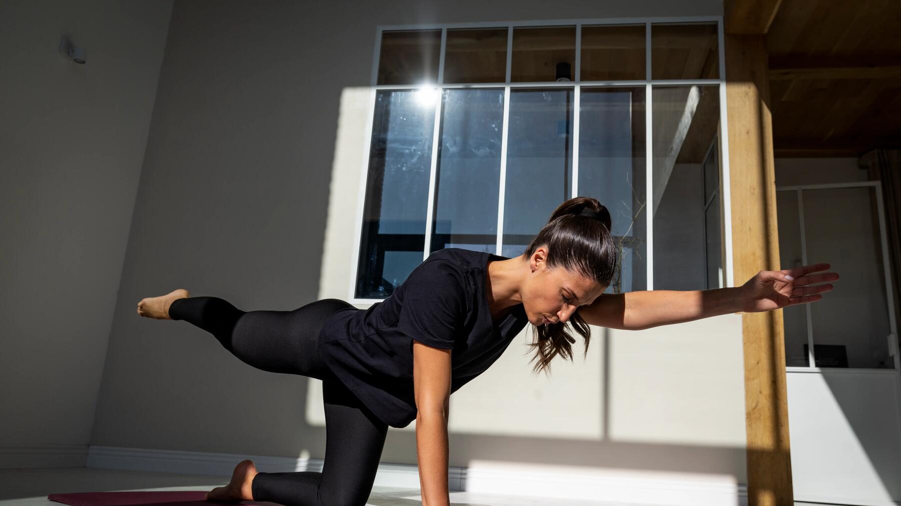 Kobieta ćwicząca na macie pilates