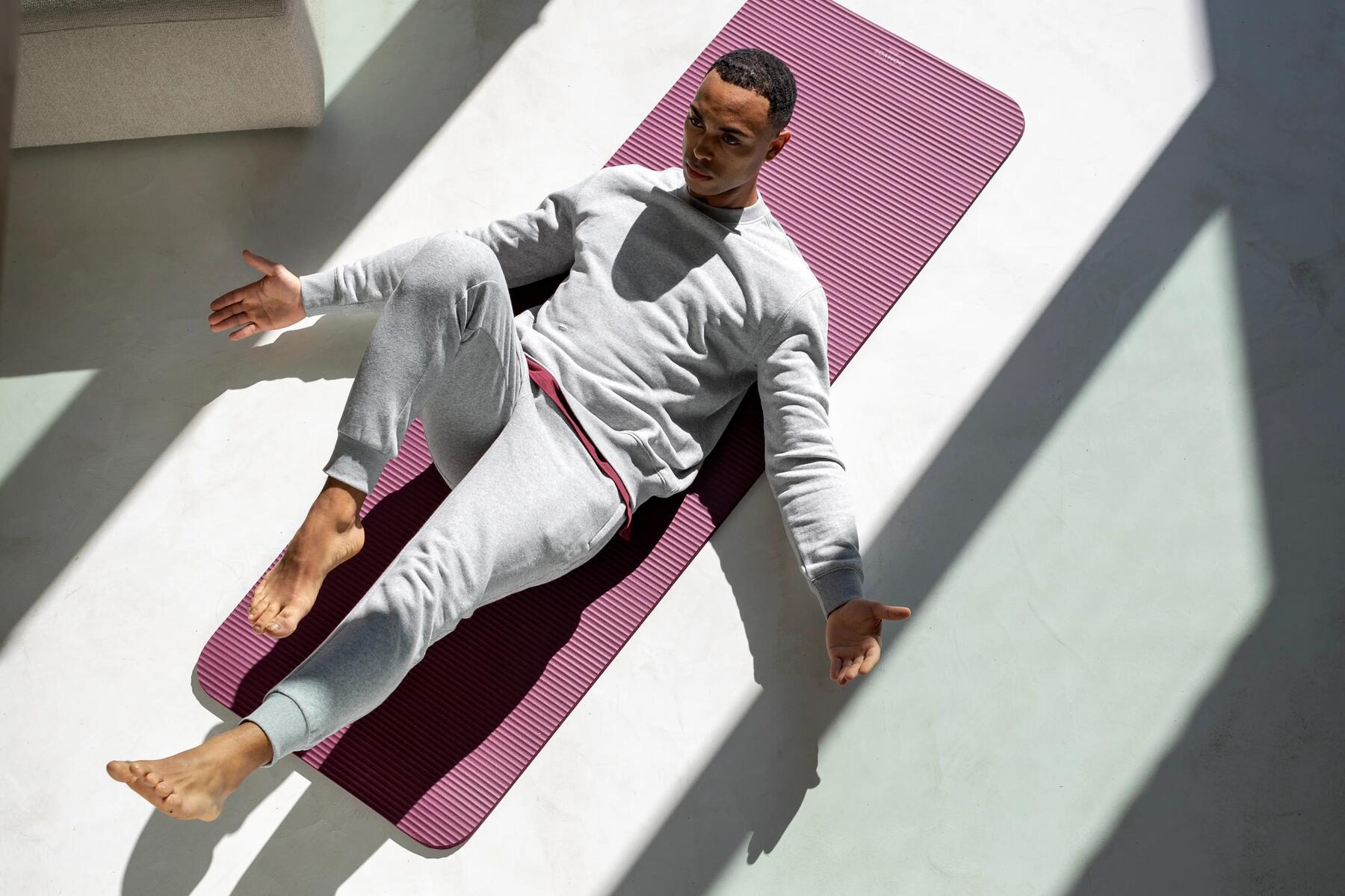 hombre ejercitando perineo