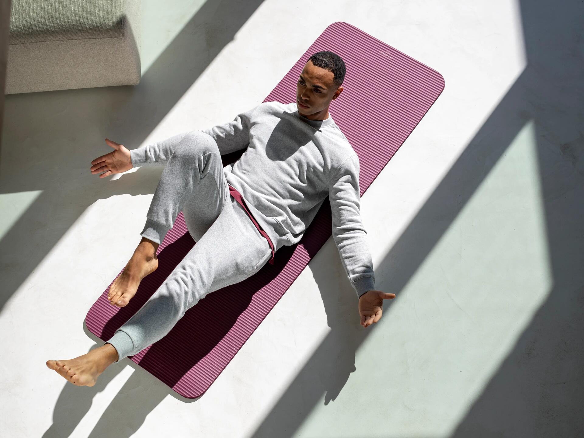 Mężczyzna w odzieży sportowej trenujący pilates dla mężczyzn