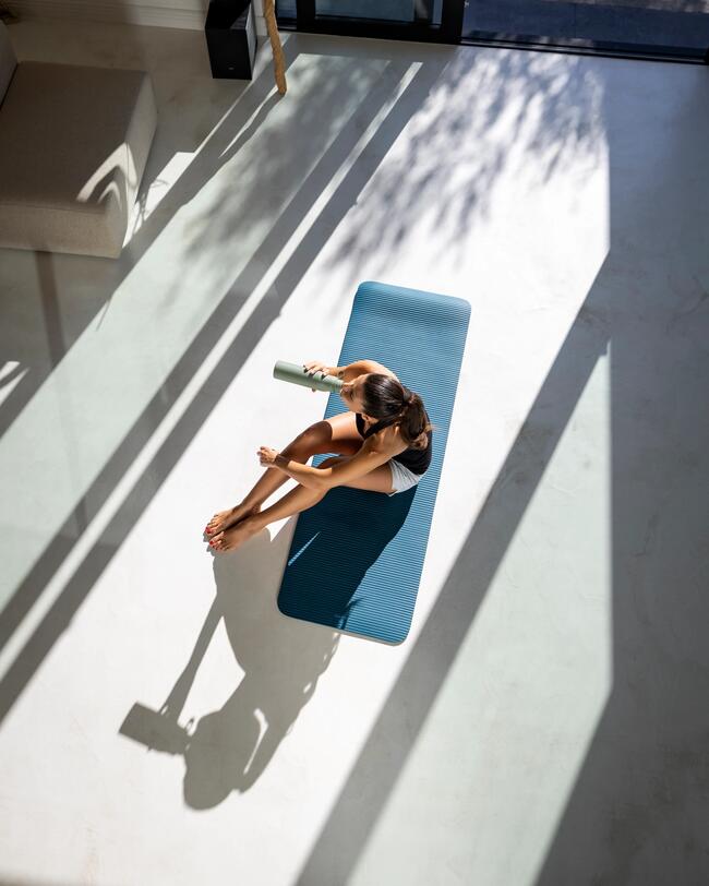 Eine Frau macht Yoga.