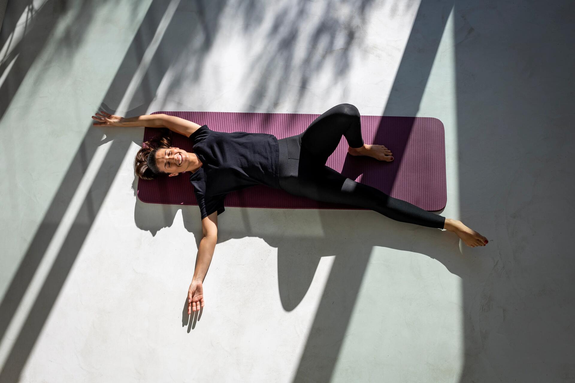 femme faisant du yoga