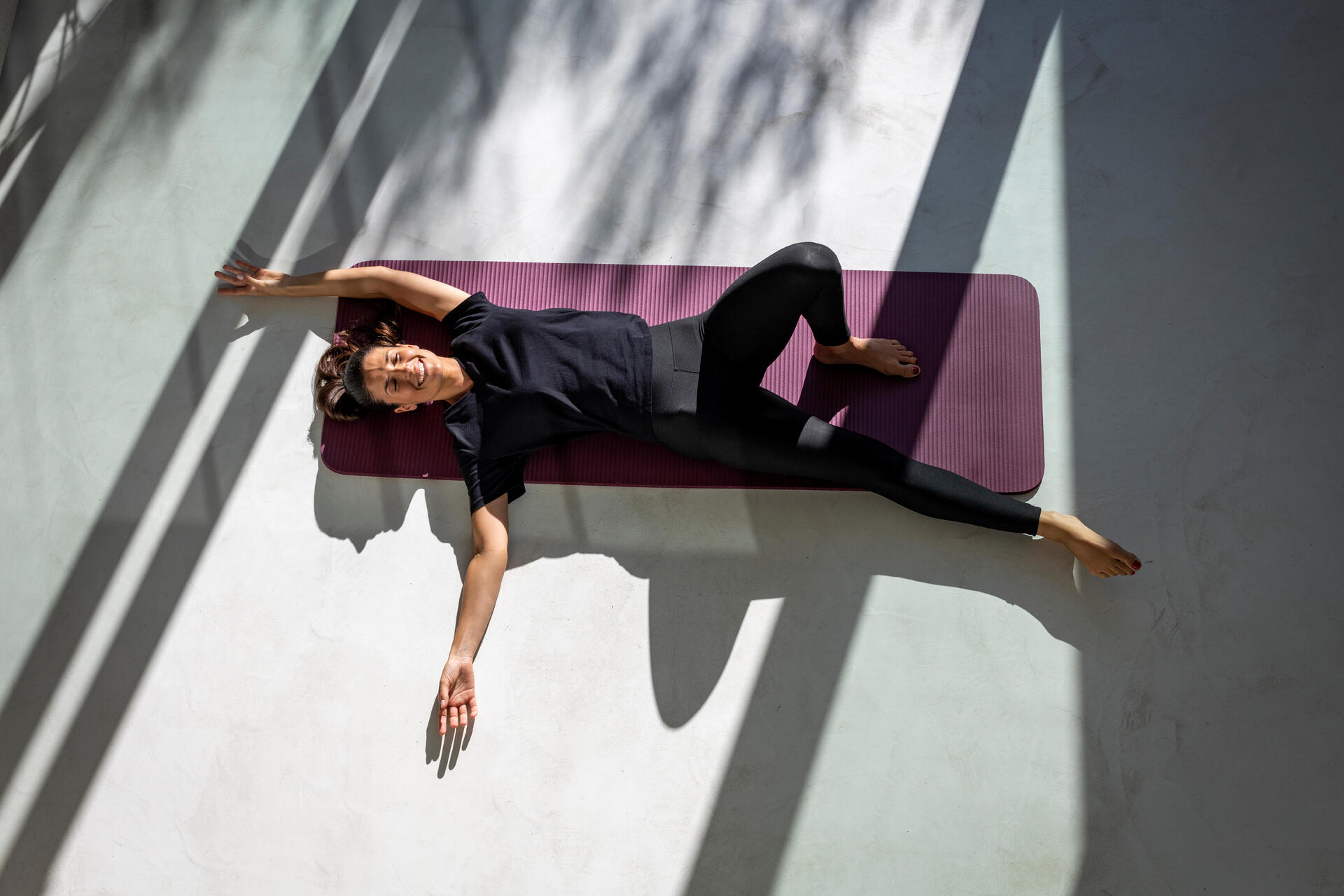 Kobieta ćwicząca pilates na macie
