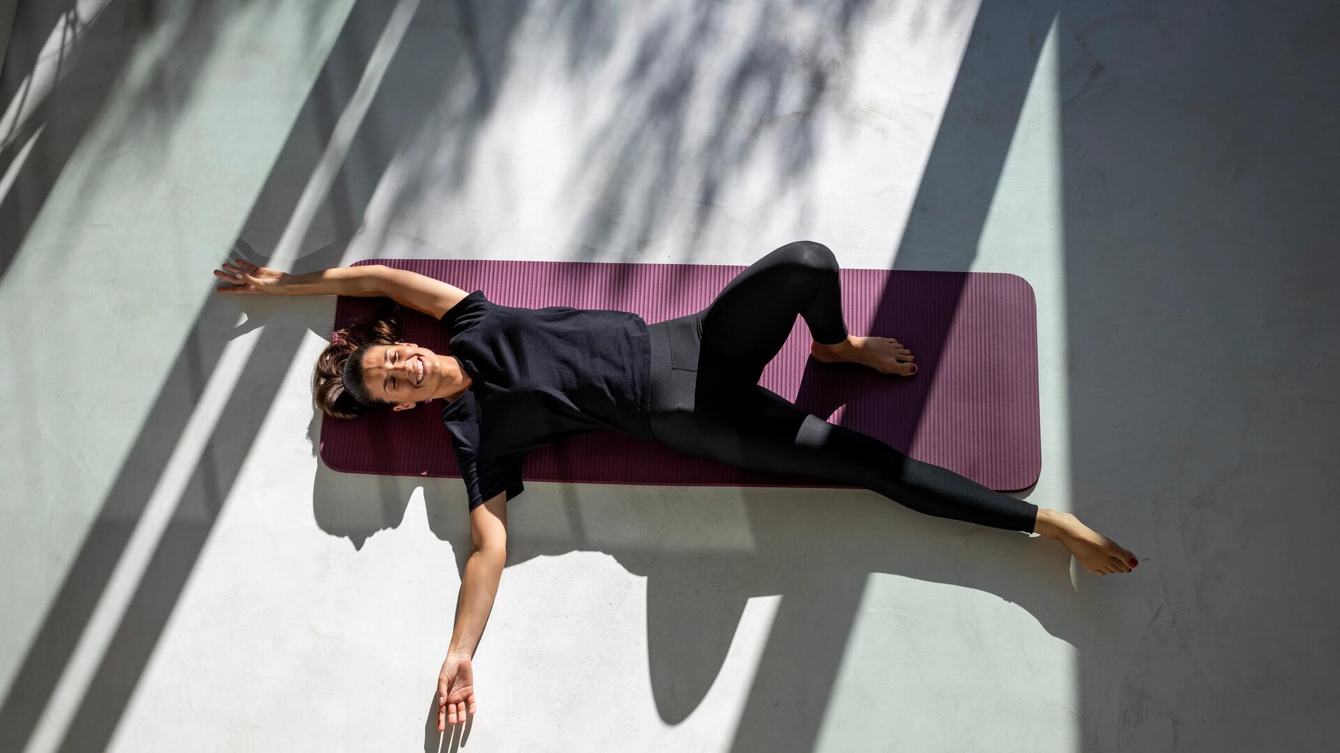 Kobieta ćwicząca pilates na macie