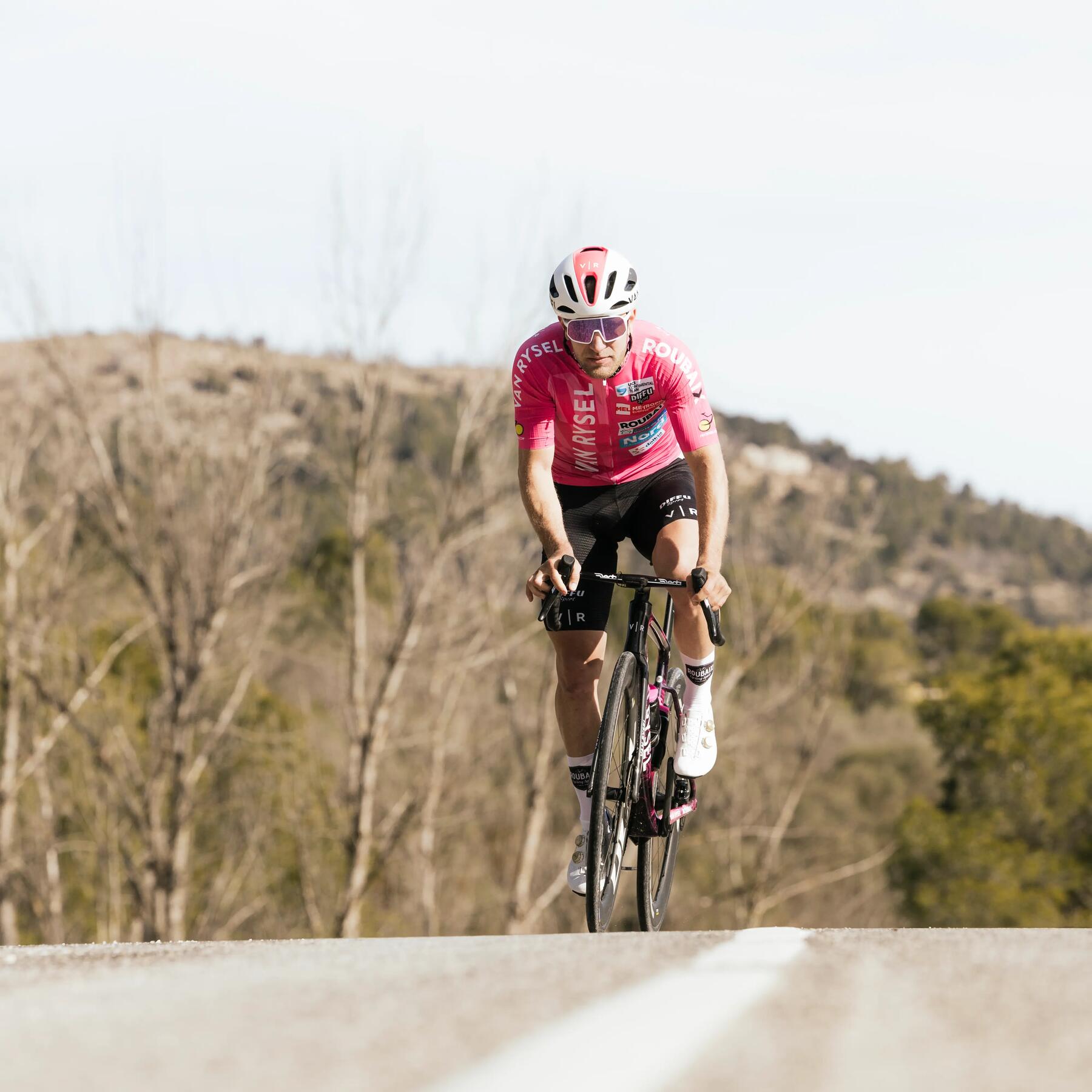 hombre en bicicleta de carretera