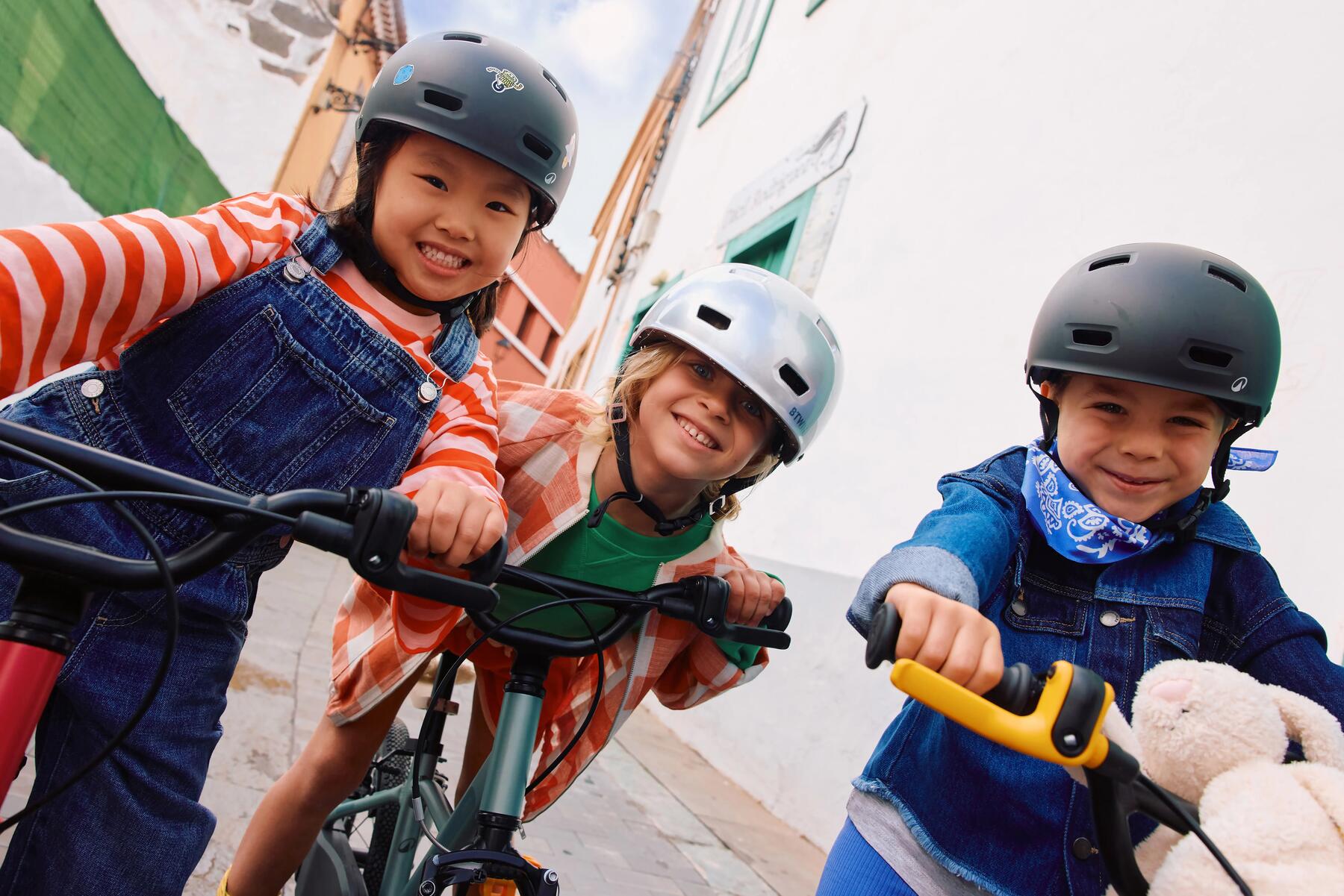adolescente assise avec sa planche longboard