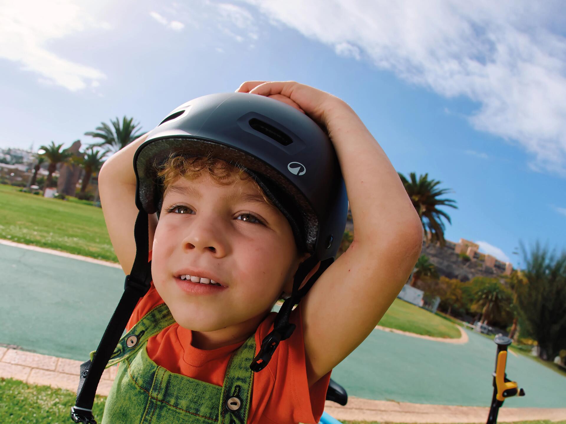 come regolare un casco bambino