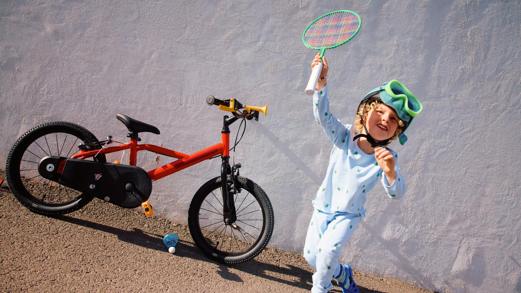 Ein Kind spielt vor seinem Fahrrad