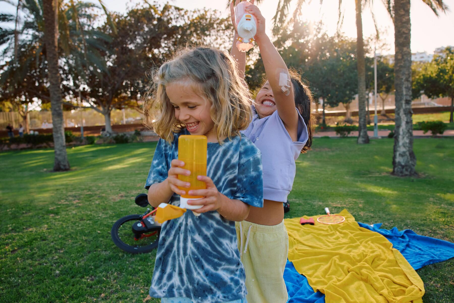 enfants qui jouent au basketball devant la maison