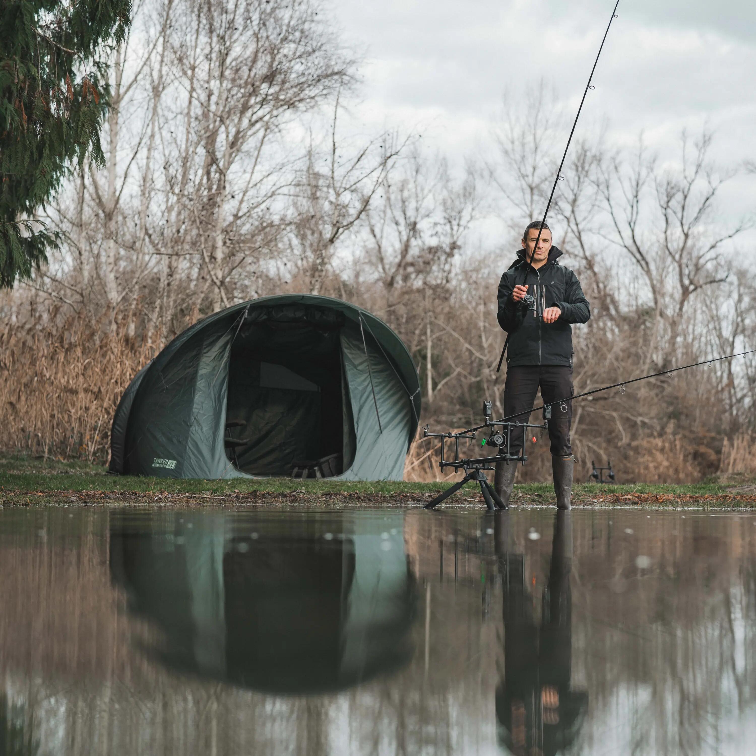Mamma con bambina a pesca su un lago