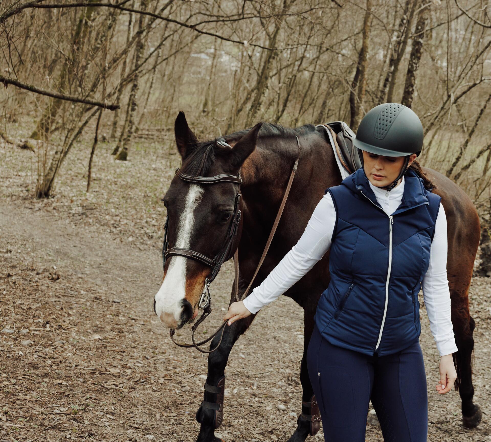 rapariga com roupa de equitacao da decathlon em cima de cavalo