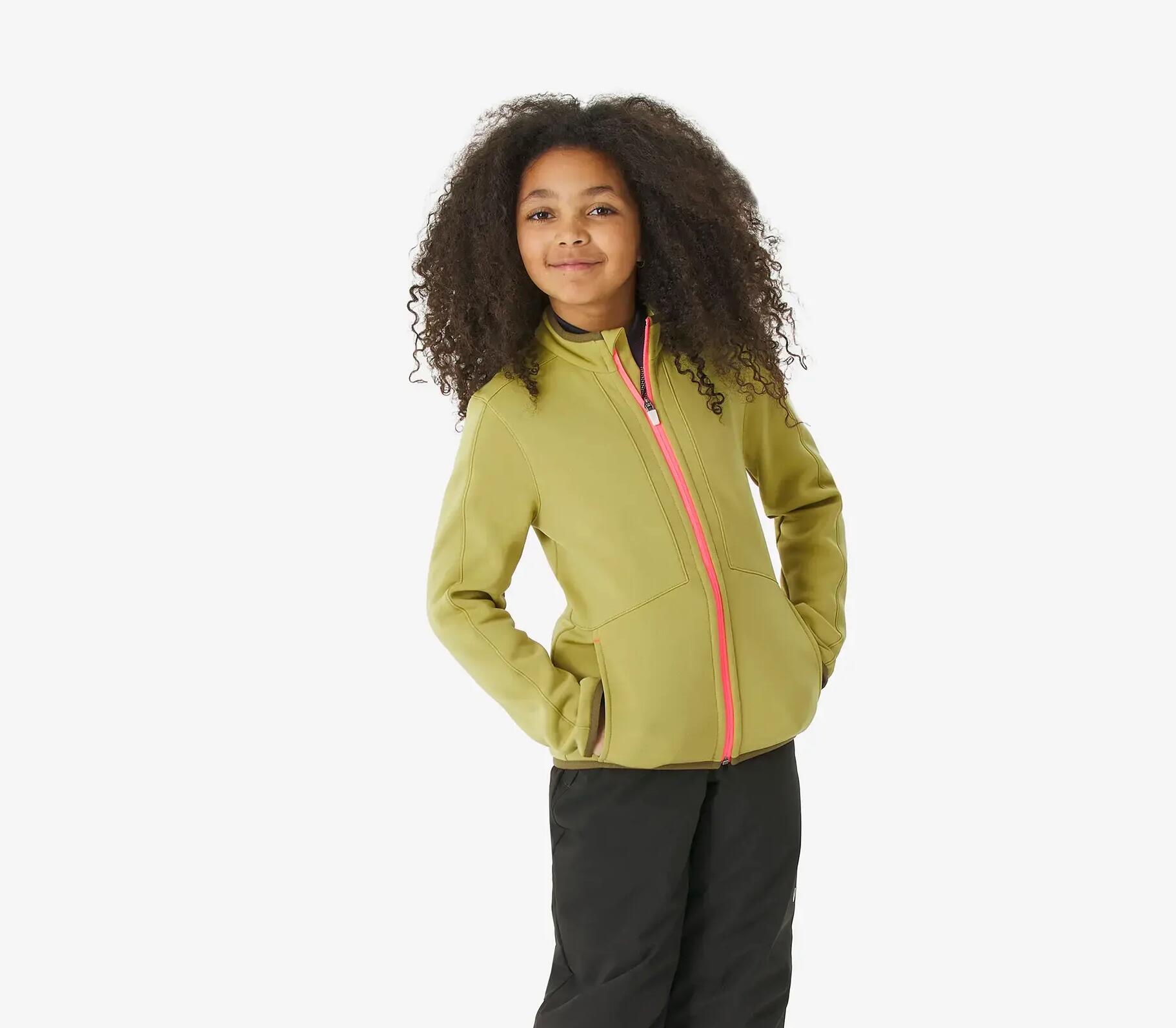 une fille qui porte une polaire quechua decathlon kaki