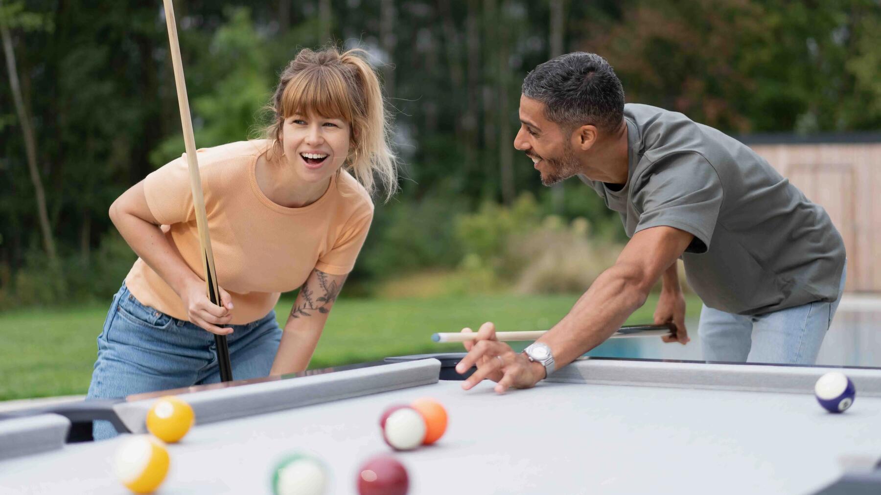 Kobieta i mężczyzna grający w bilard 9-ball