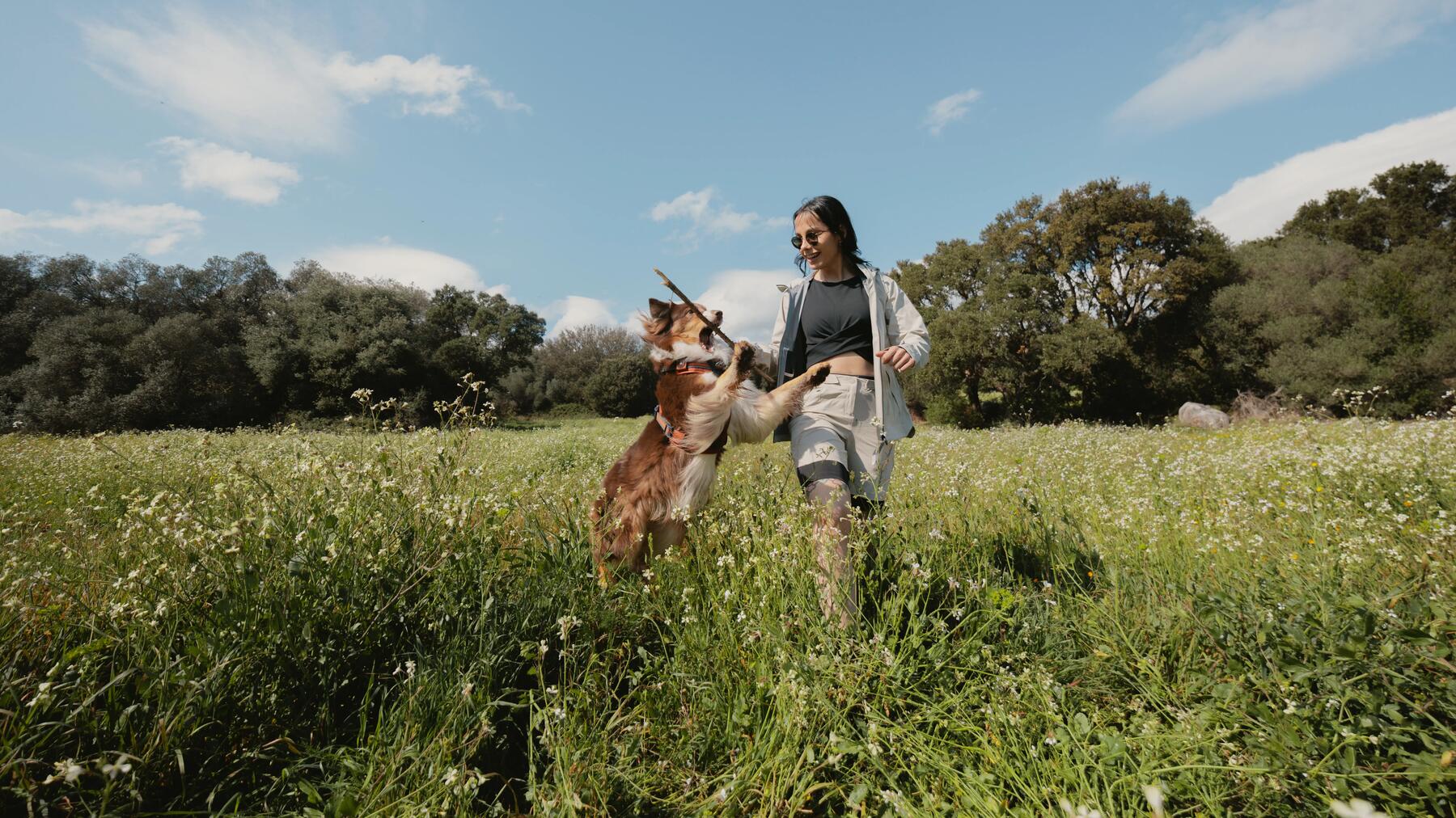 Vrouw wandelt met haar hond