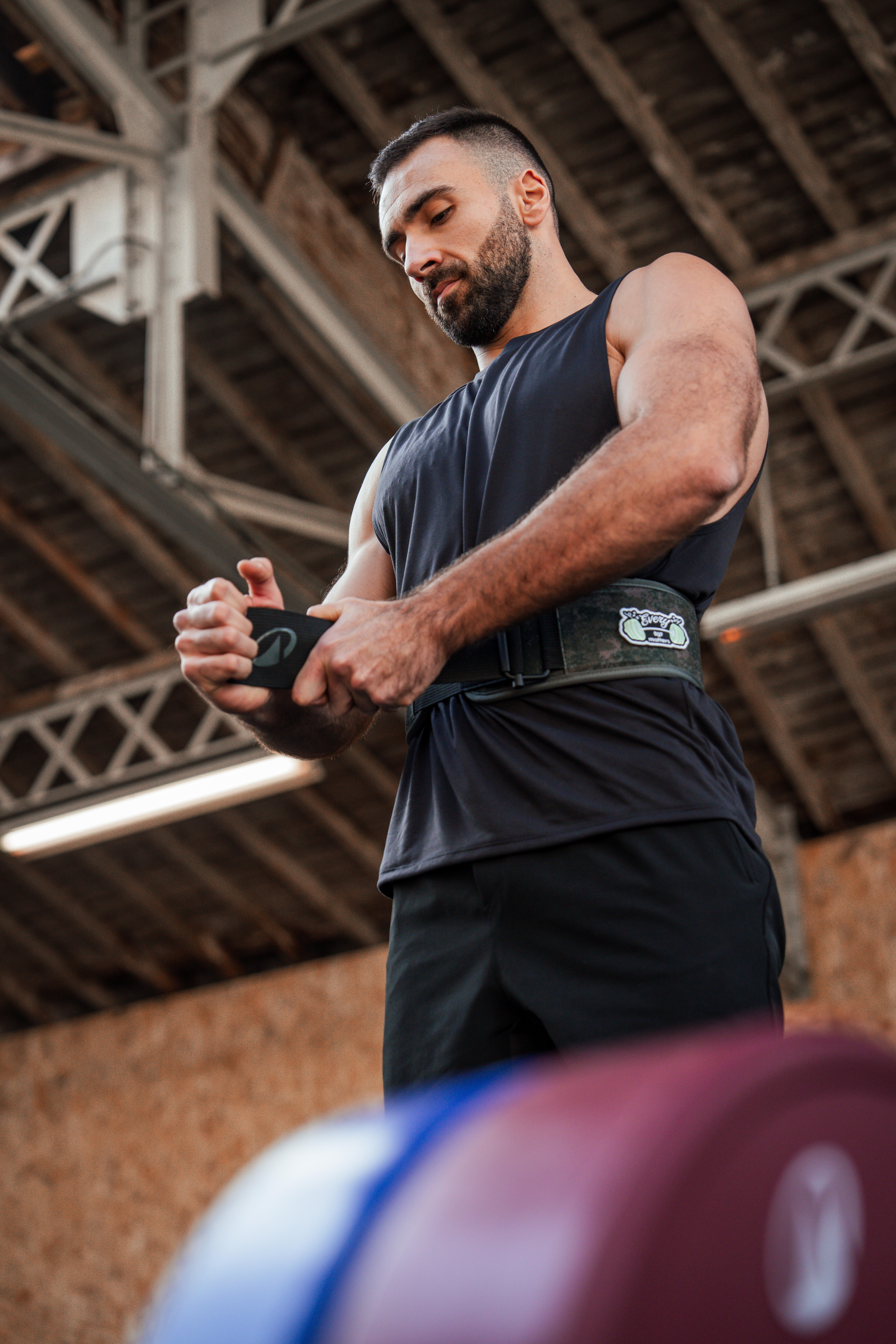 Camisole de cross training respirant slim col rond homme - noir - DOMYOS