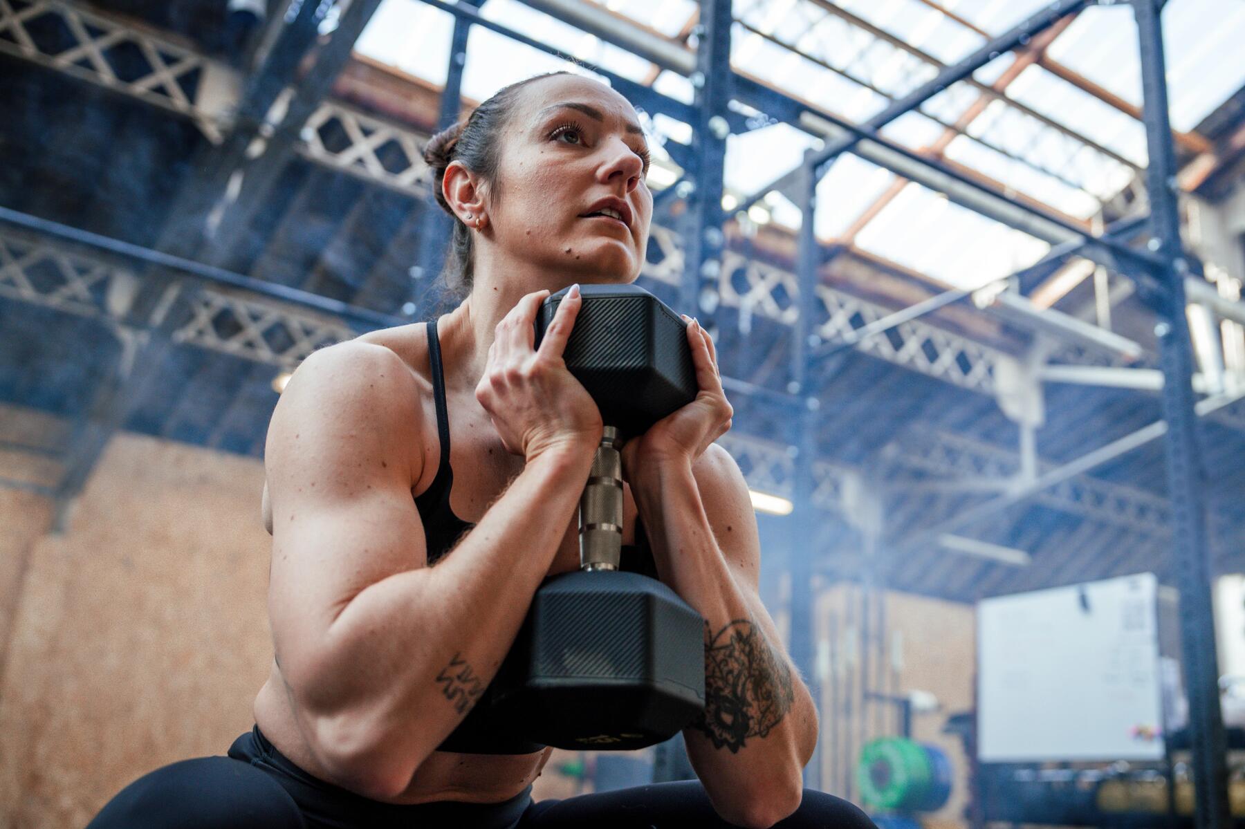mujer haciendo ejercicio con mancuernas