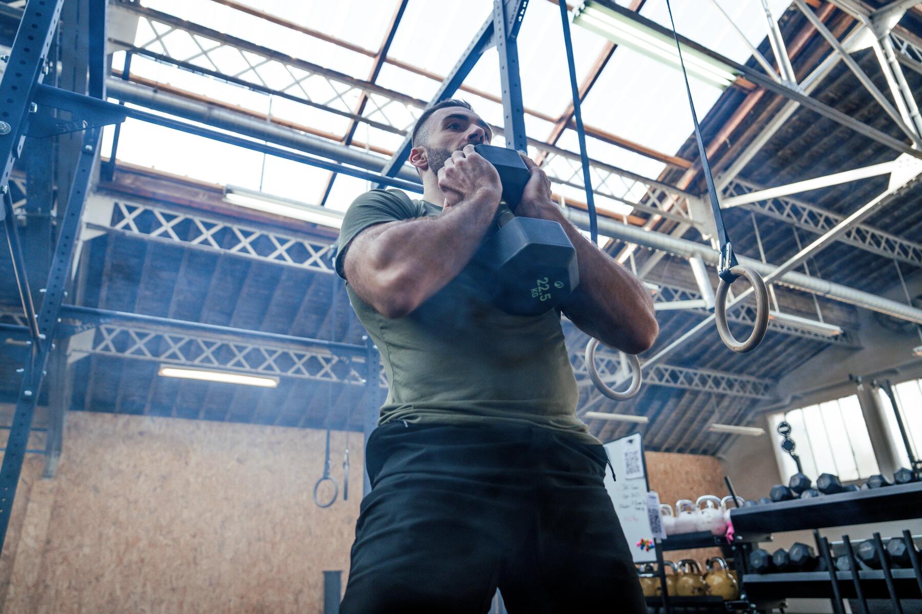 Mężczyzna ćwiczący crossfit