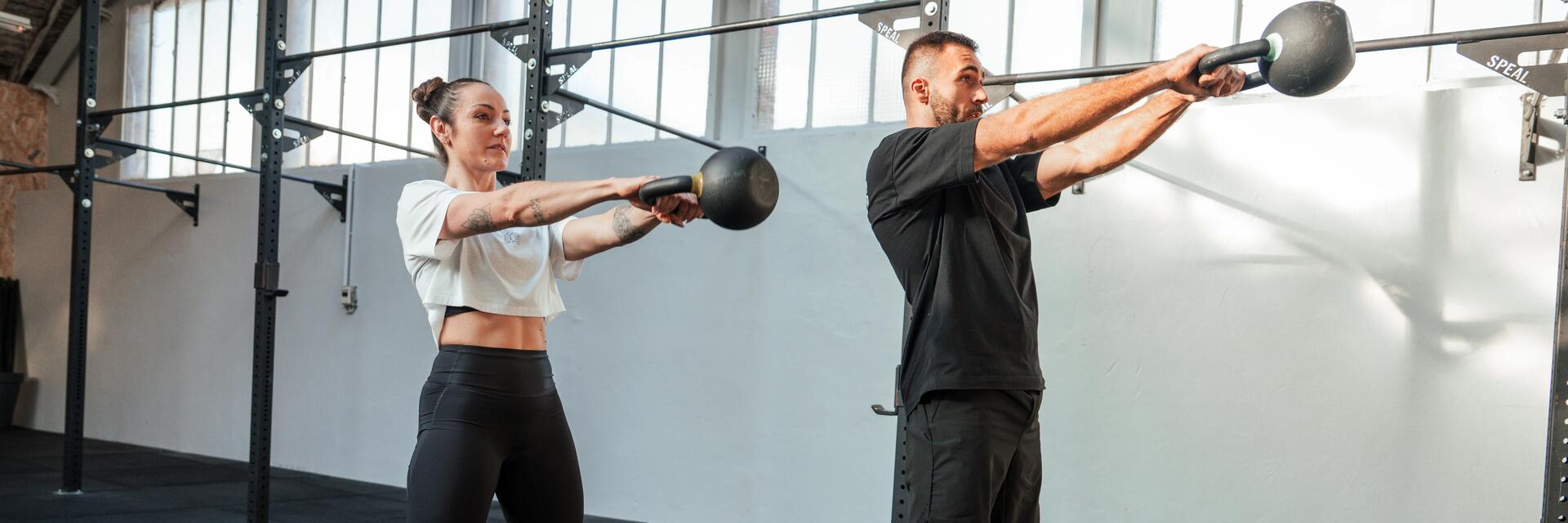 Kobieta i mężczyzna ćwiczący crossfit