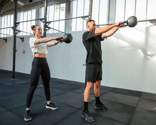 Kobieta i mężczyzna ćwiczący crossfit
