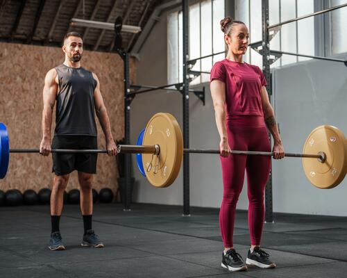 Kobieta i mężczyzna ćwiczący crossfit podnoszenie ciężarów