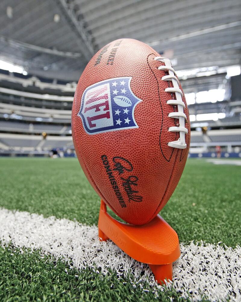 Ein NFL Football liegt auf dem Rasen