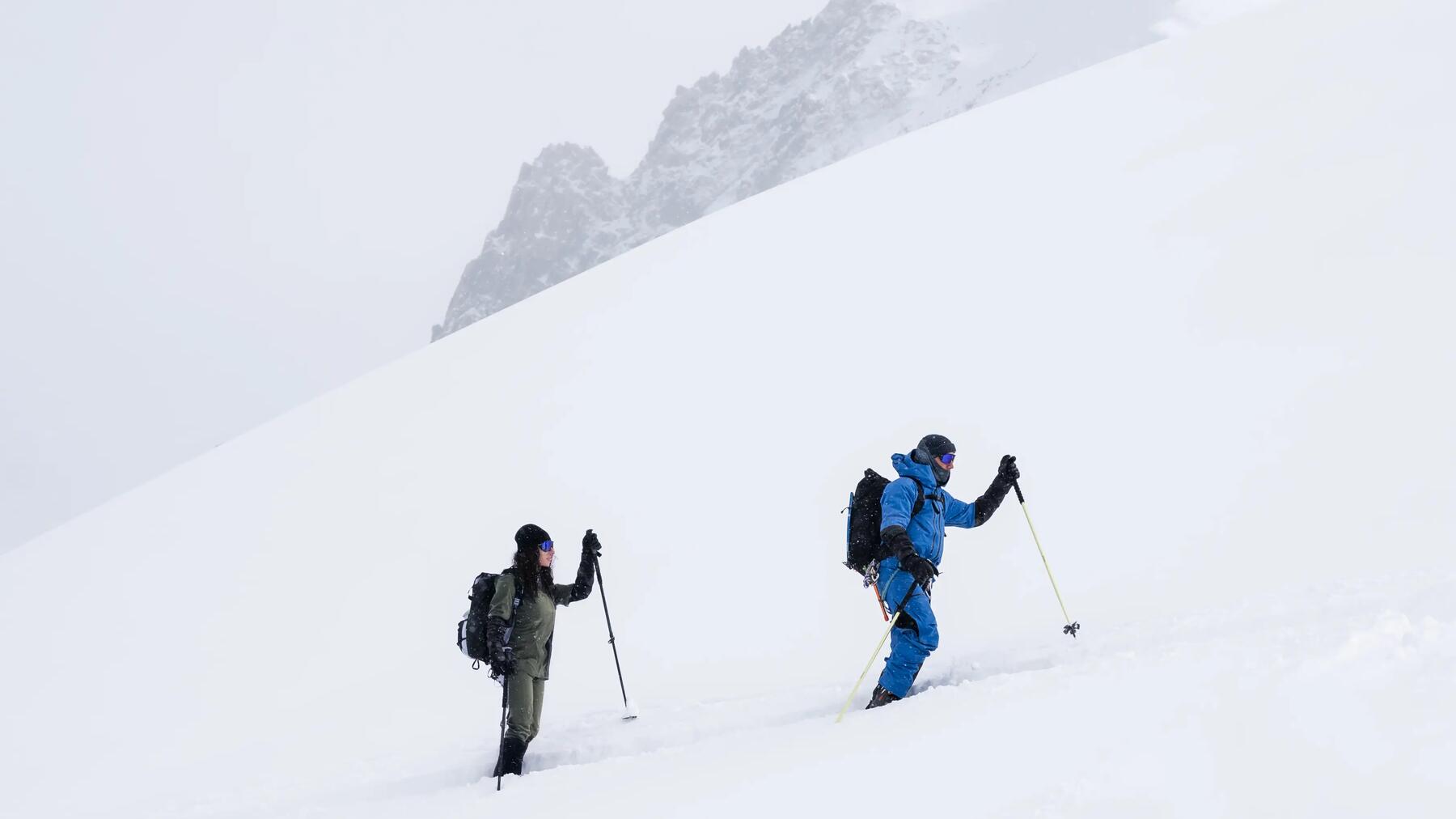Man en vrouw die off-piste gaan