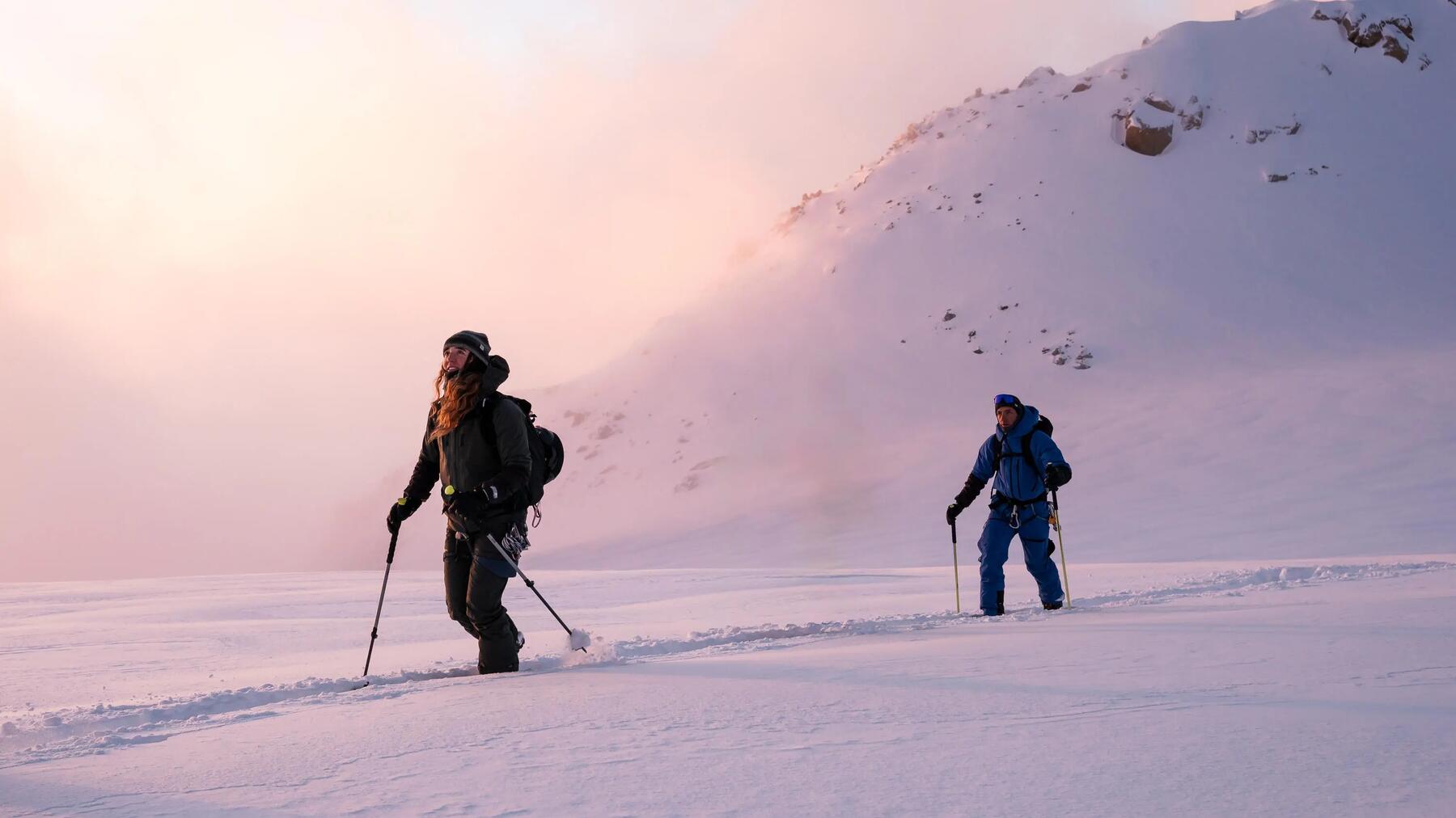 Man en vrouw die off-piste gaan