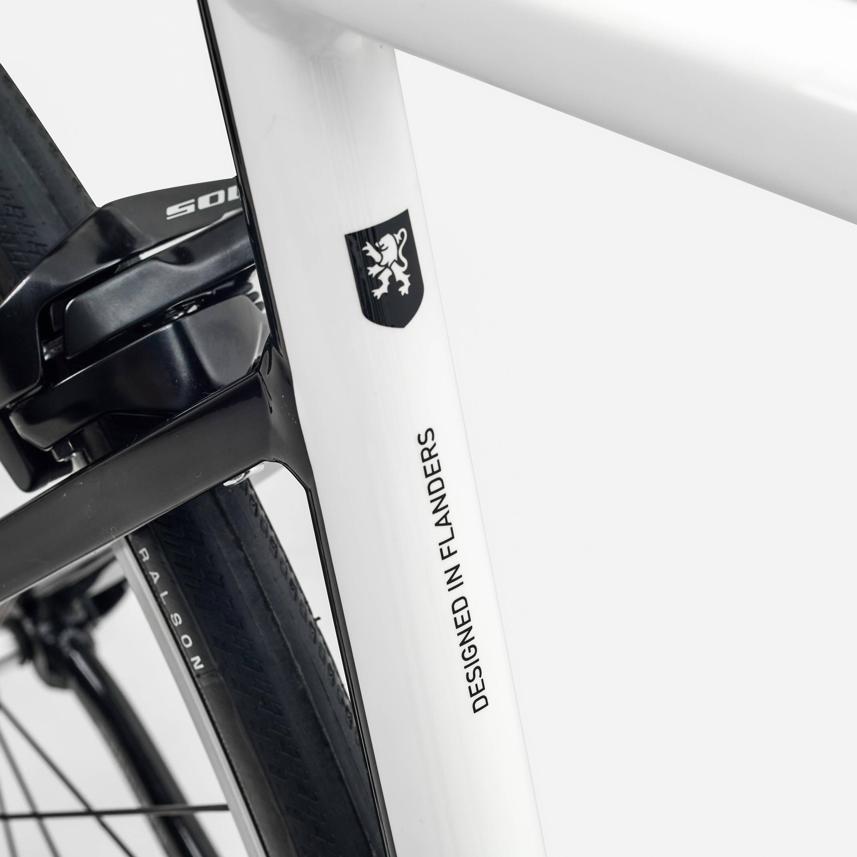 Road Bike Van Rysel EDR AF105 with Lightweight Aluminium Frame, Carbon Fork and Racing R6 Aluminium Wheels - White -  5