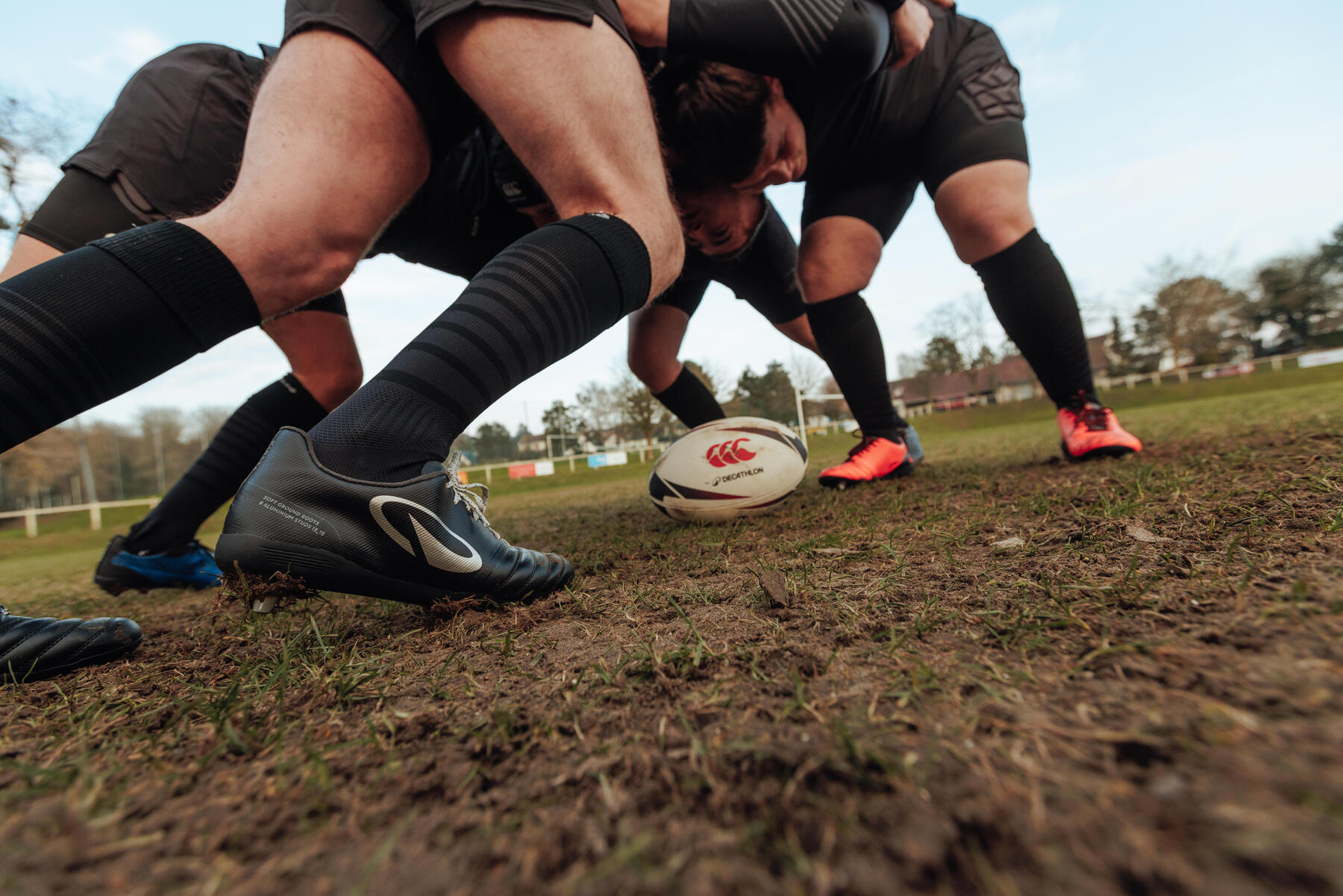 Mężczyźni grający w rugby na boisku