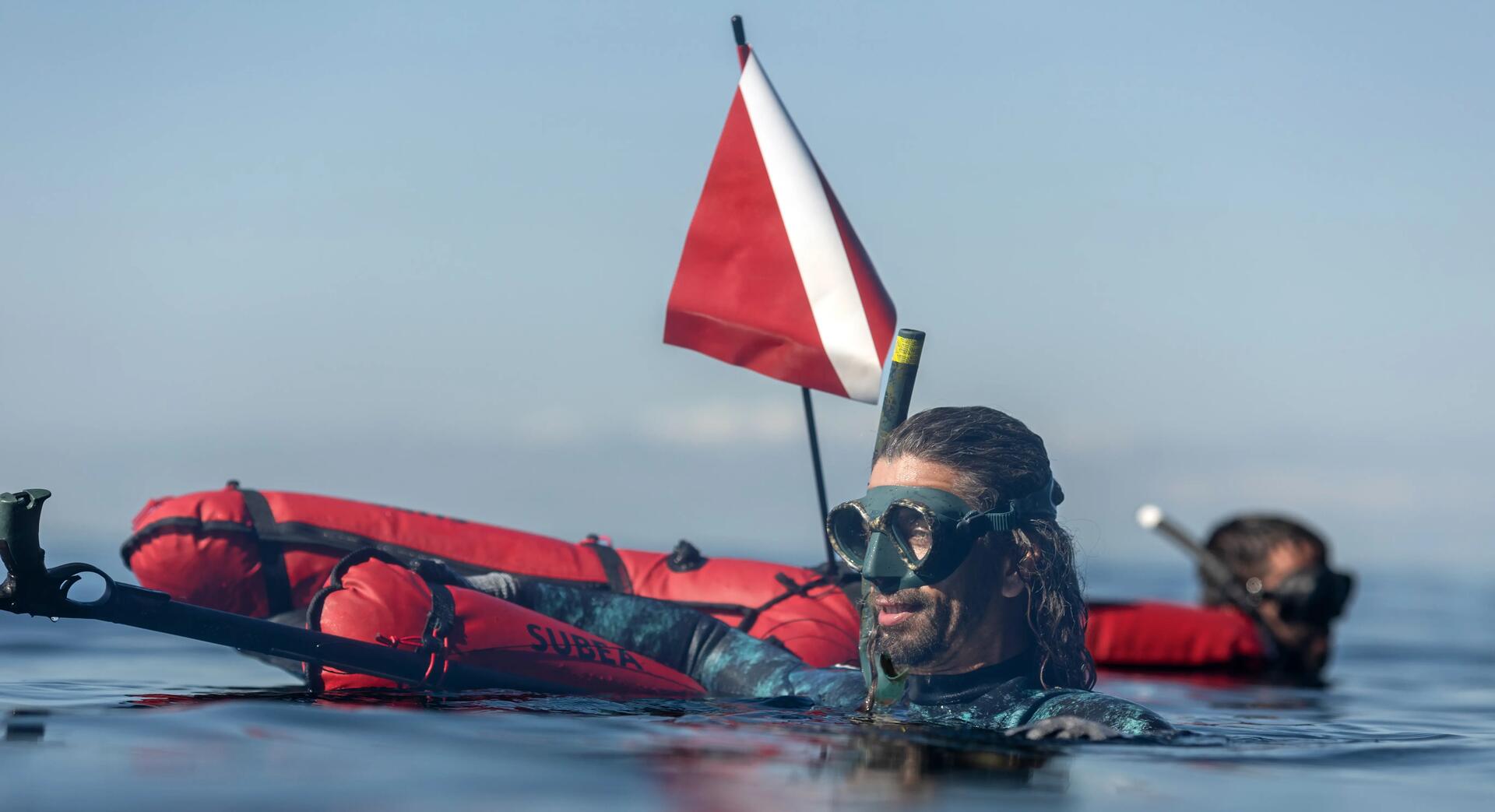 hombres practicando snorkel