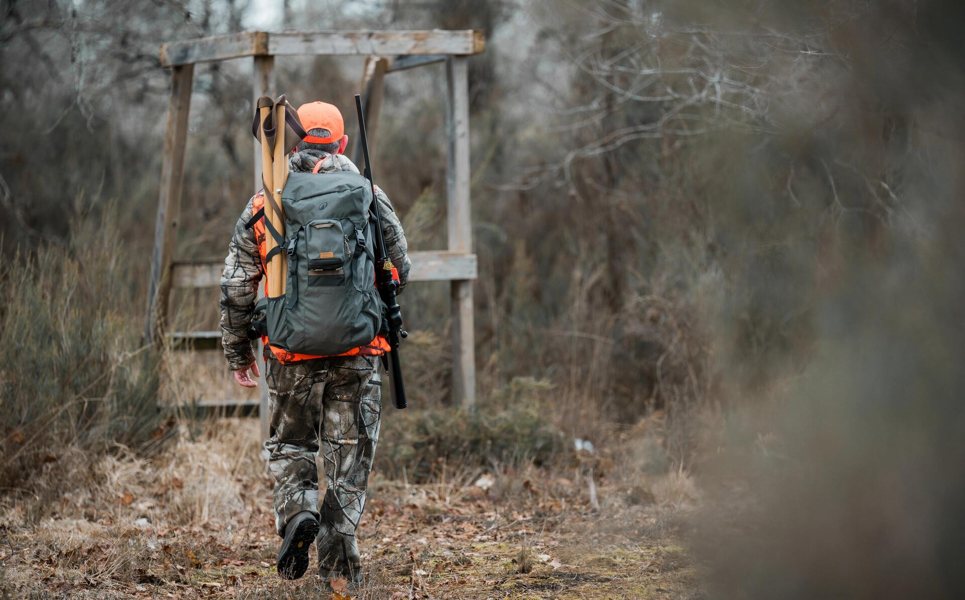 Un chasseur qui part se poster sur un mirador