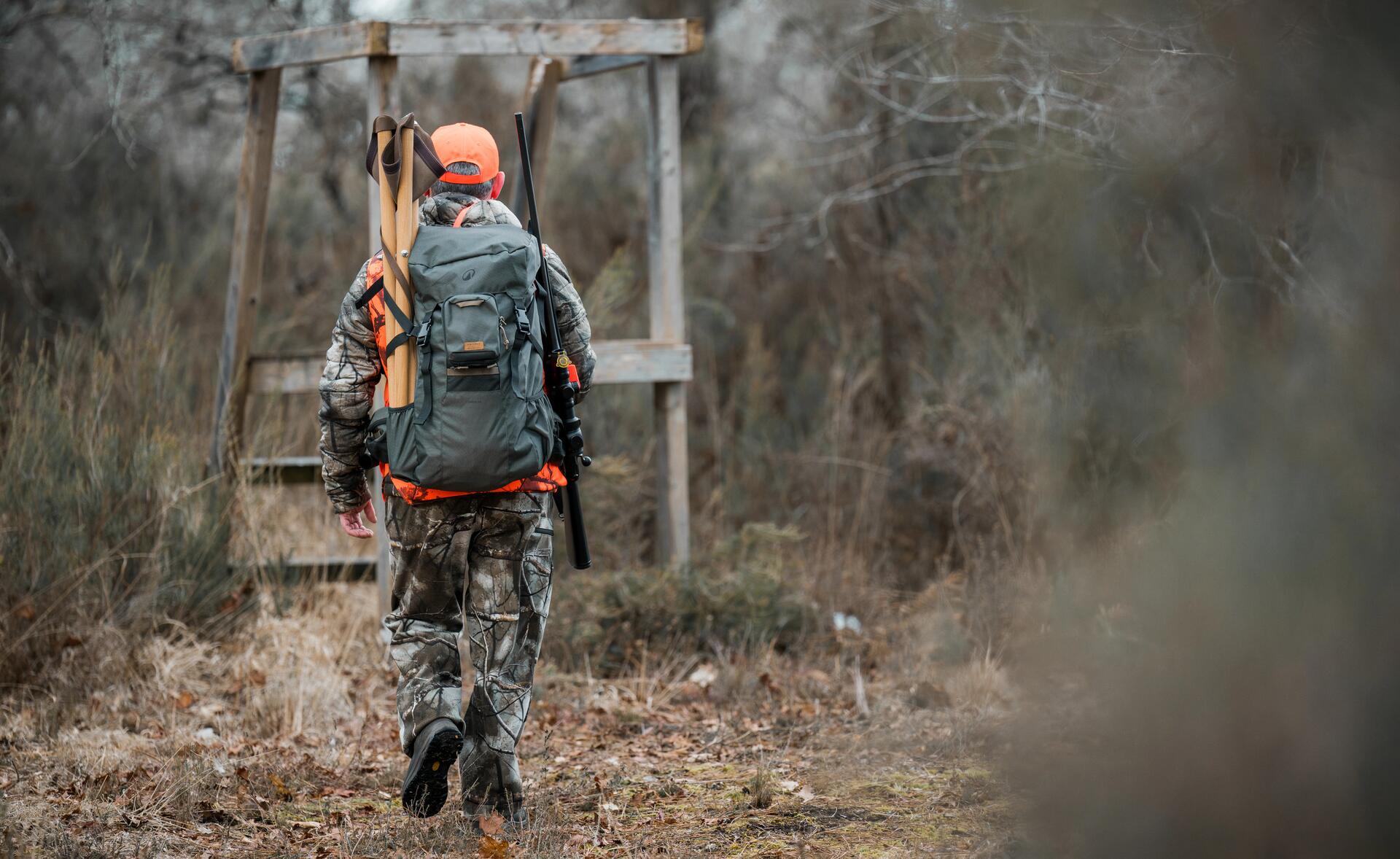 Un chasseur part se poster pour un début de battue sur un mirador
