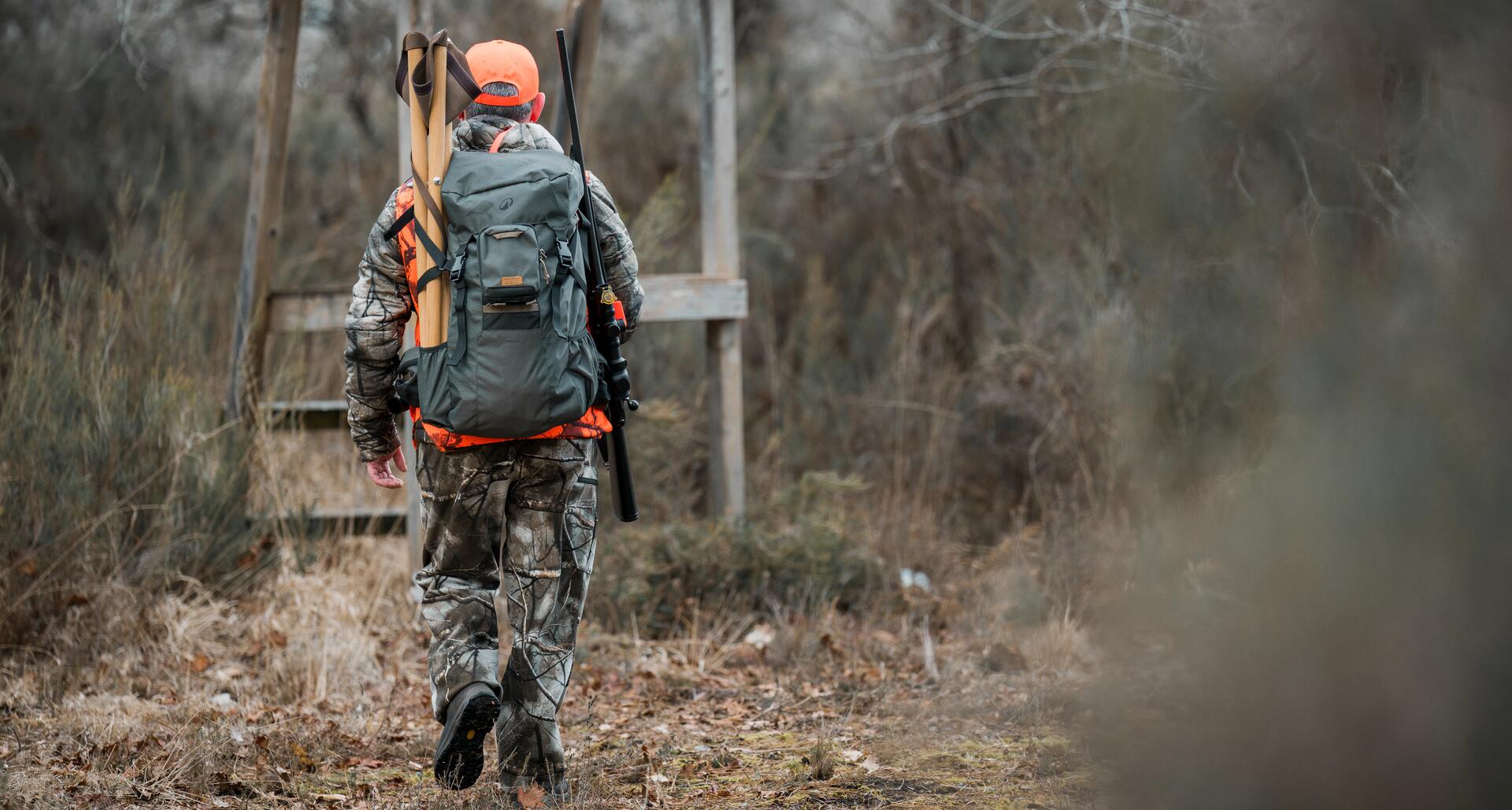 Un chasseur part se poster sur un mirador