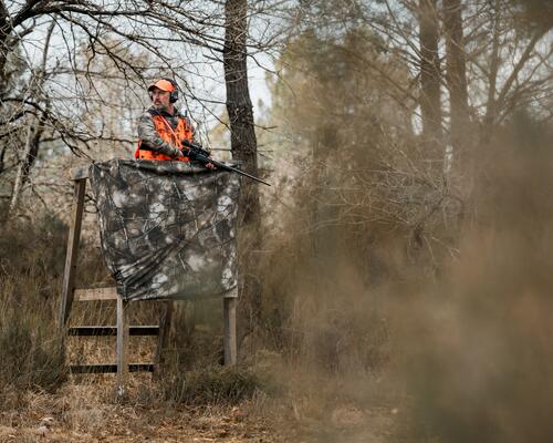 Un chasseur posté sur un mirador attend que le gibier passe la ligne 