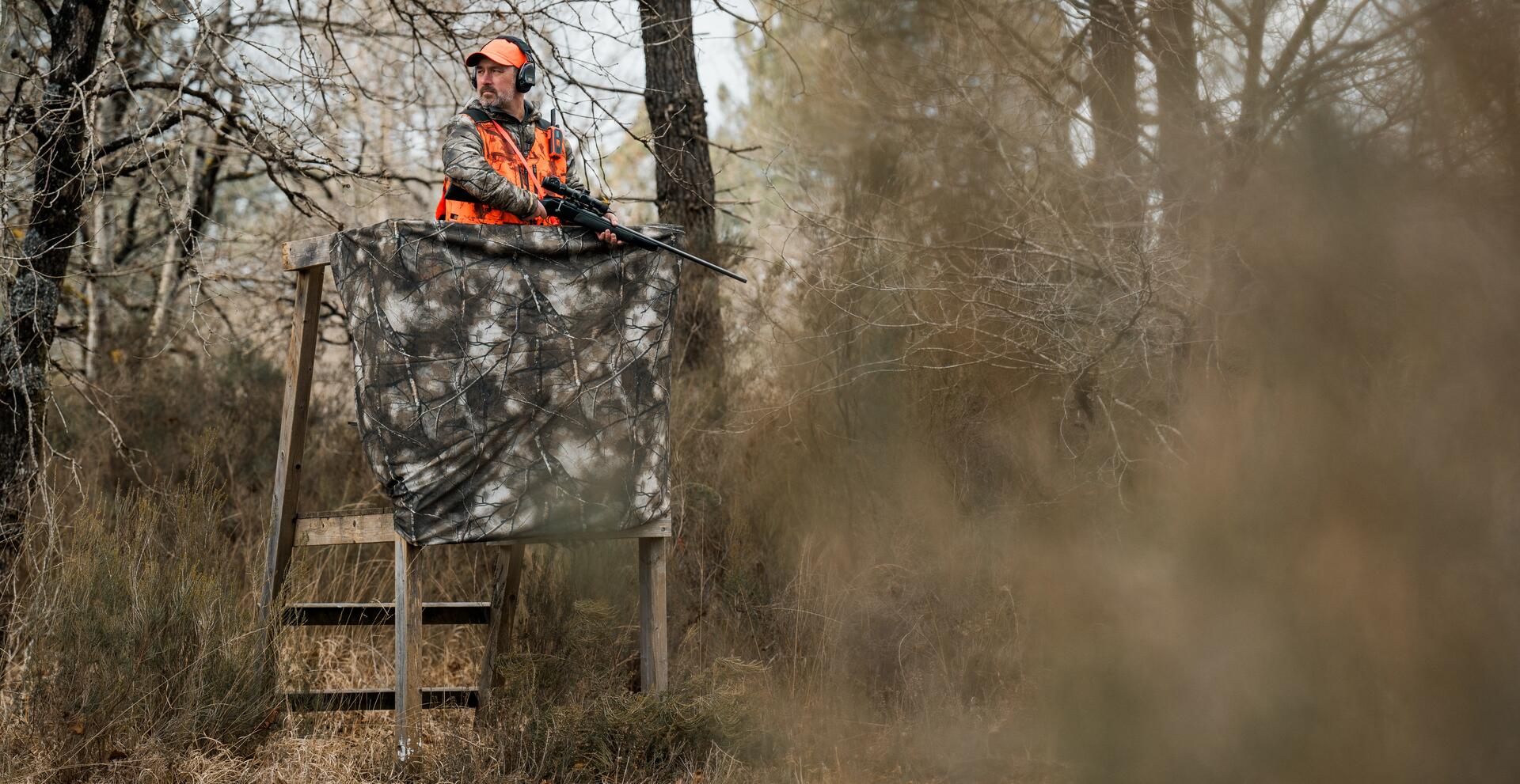 Un chasseur posté sur un mirador attend que le gibier passe la ligne 