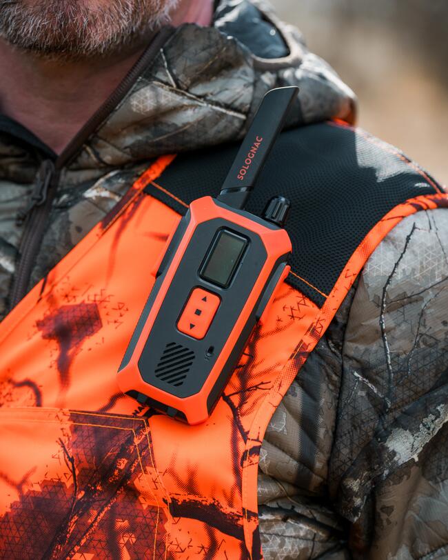 Jäger trägt Walki-Talki an der Weste