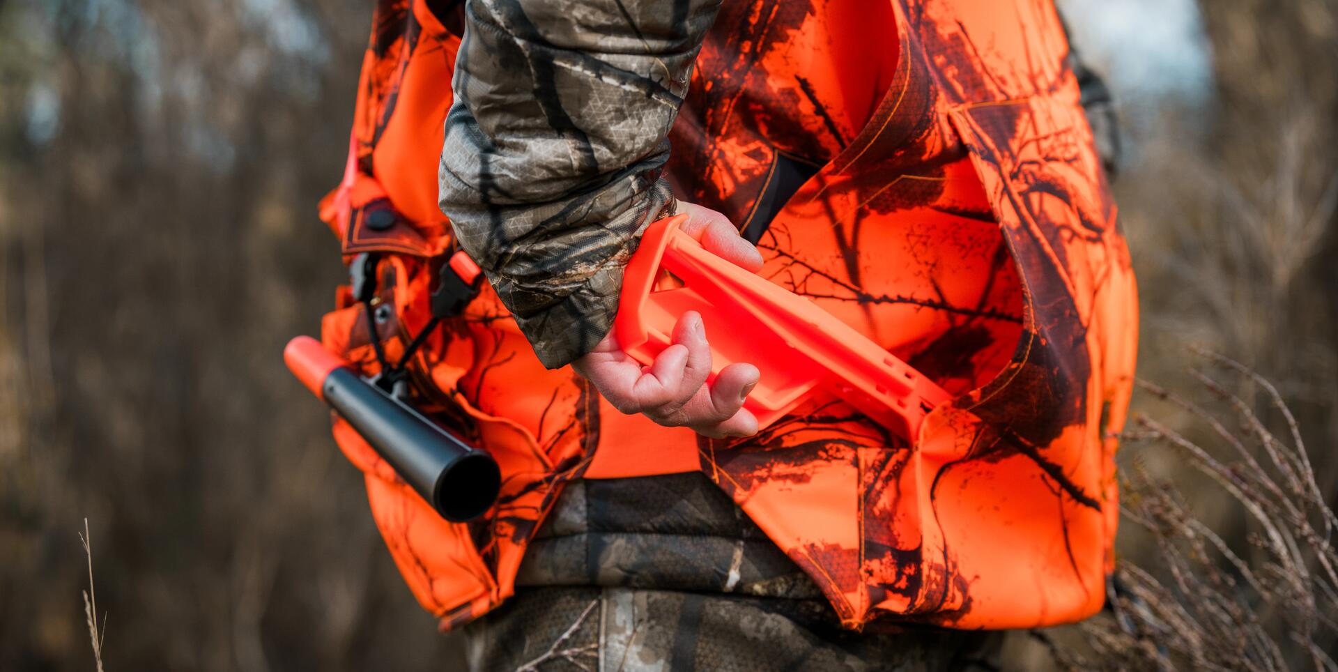 Piquets de battue dans le carnier d'un gilet de chasse d'un chasseur