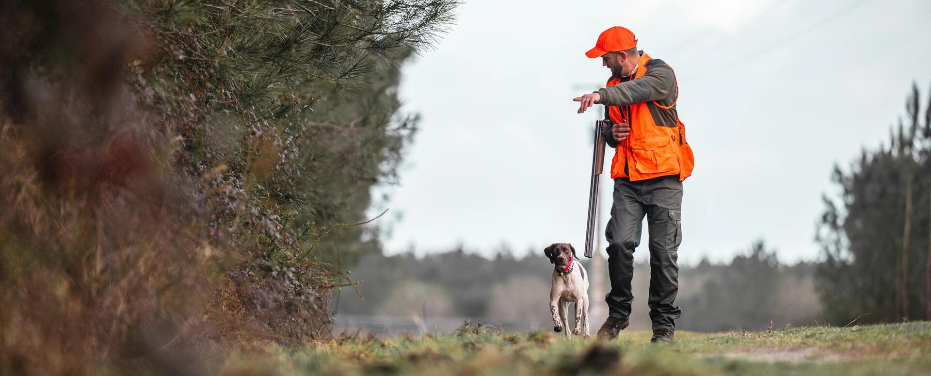un chasseur et son chien sur un sentier